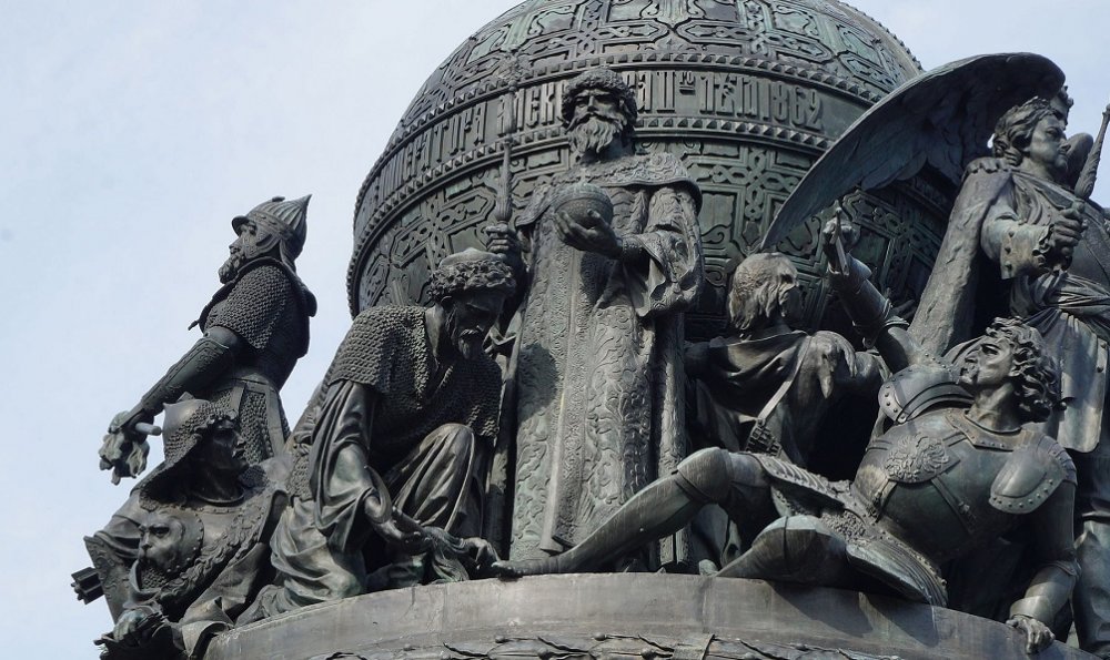 Фигура Ивана Великого на памятнике «Тысячелетие России» в Великом Новгороде. У его ног (слева направо) поверженные татарин, балтийский немец и литовец Фигура Ивана Великого на памятнике «Тысячелетие России» в Великом Новгороде. У его ног (слева направо) поверженные татарин, балтийский немец и литовец